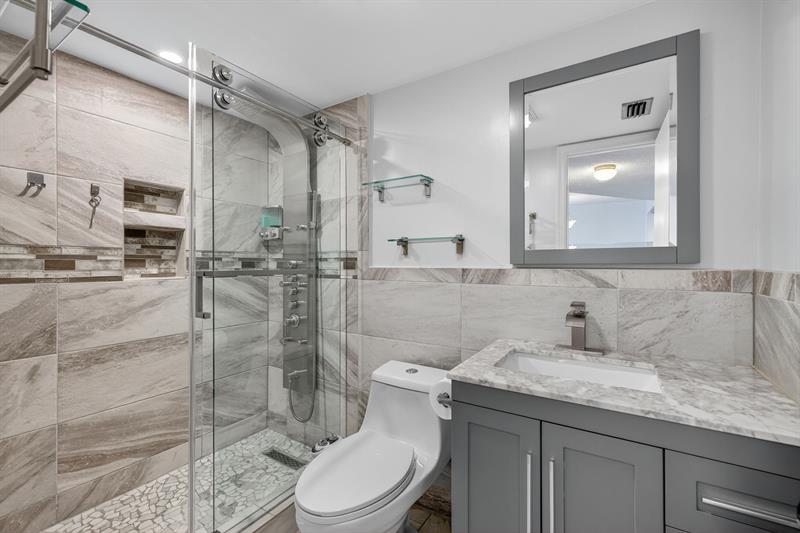 Image 34 of 51 For 115 Lake Emerald Dr  403