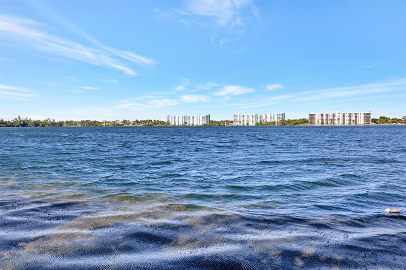 Image 36 of 51 For 115 Lake Emerald Dr  403