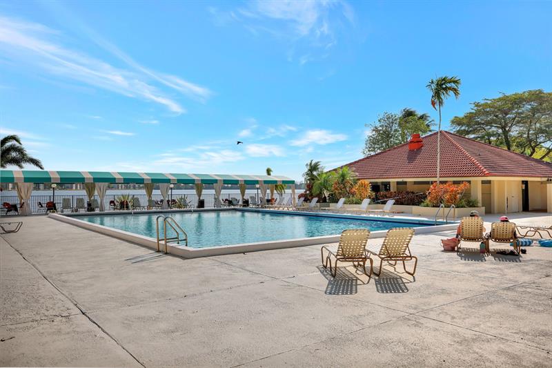 Image 37 of 51 For 115 Lake Emerald Dr  403