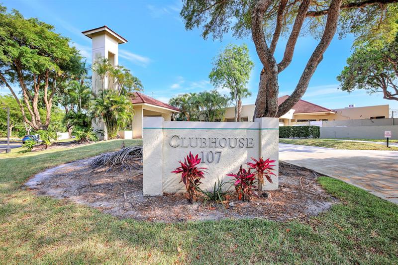 Image 38 of 51 For 115 Lake Emerald Dr  403