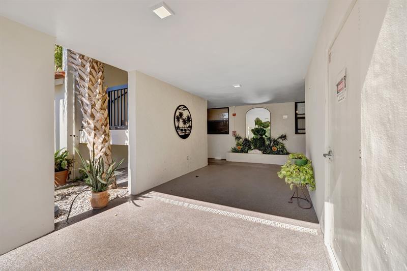 Image 39 of 51 For 115 Lake Emerald Dr  403