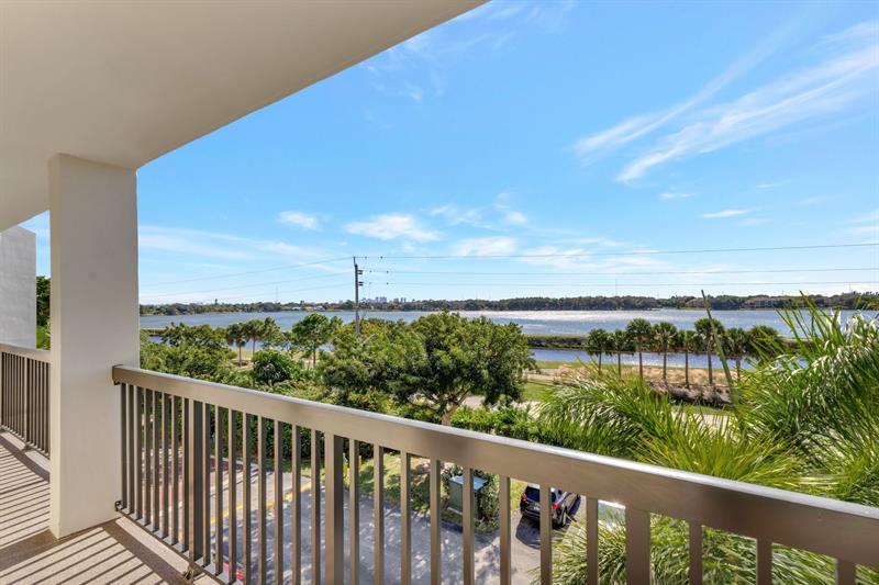 Image 40 of 51 For 115 Lake Emerald Dr  403