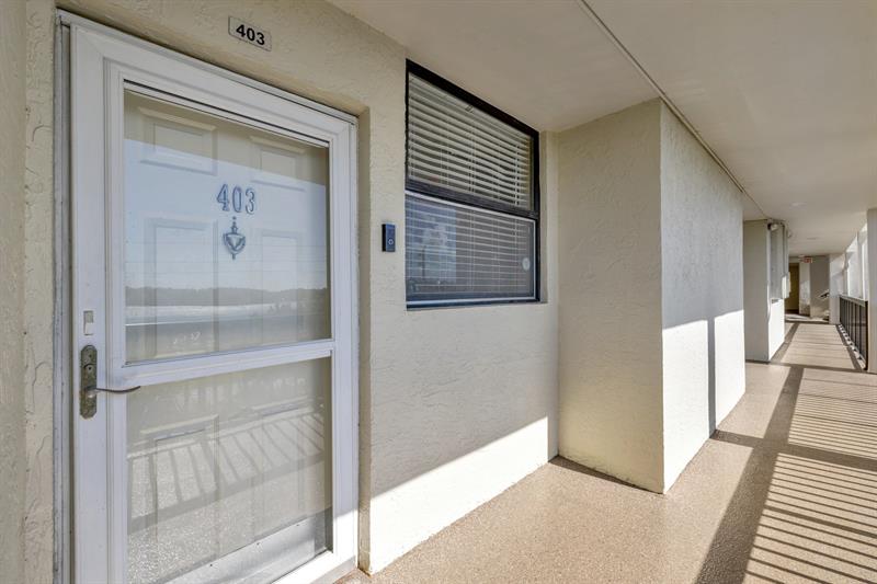 Image 41 of 51 For 115 Lake Emerald Dr  403