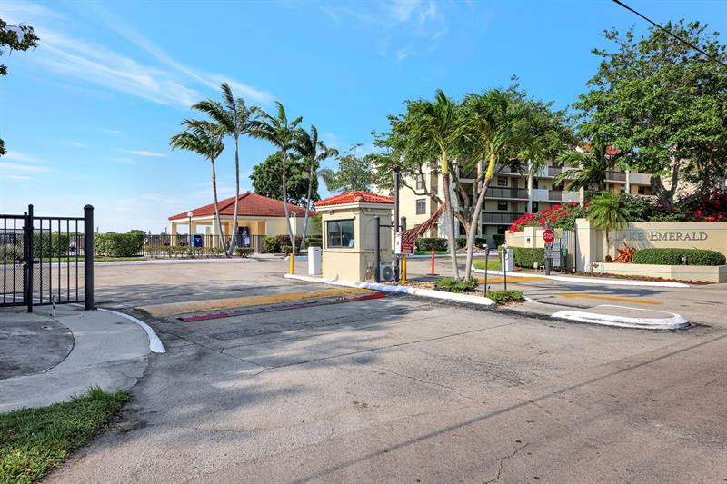 Image 44 of 51 For 115 Lake Emerald Dr  403