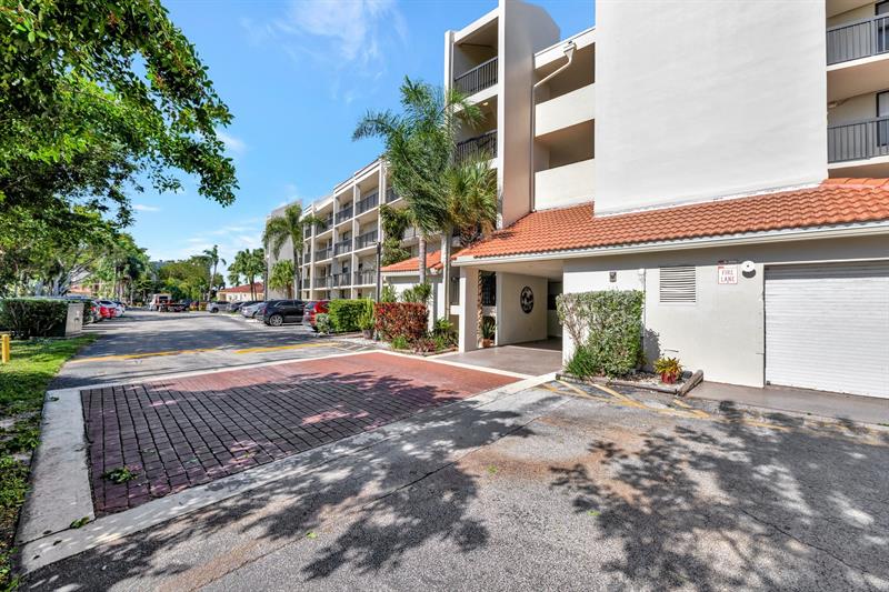 Image 45 of 51 For 115 Lake Emerald Dr  403