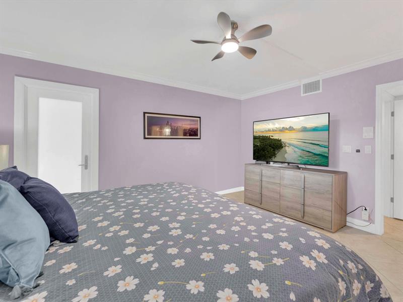Image 18 of 35 For 3050 47th Ct  204