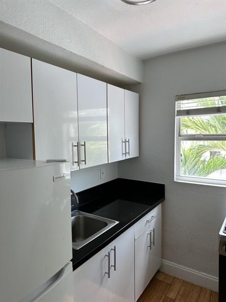 Image 4 of 6 For 7610 Byron Ave  20