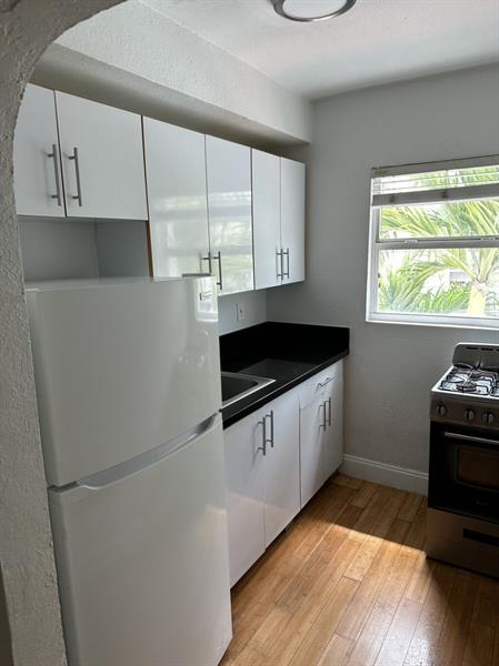Image 5 of 6 For 7610 Byron Ave  20