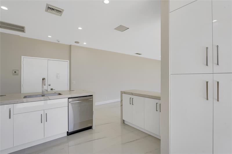 Image 34 of 38 For 2800 Ocean Blvd  Villa H