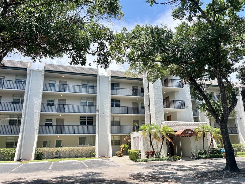 Details for 9235 Lagoon Pl  204, Davie, FL 33324