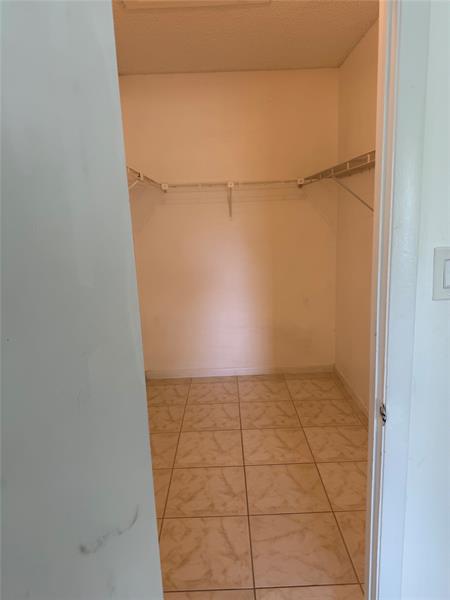 Image 3 of 3 For 6040 Shakerwood Cir  205