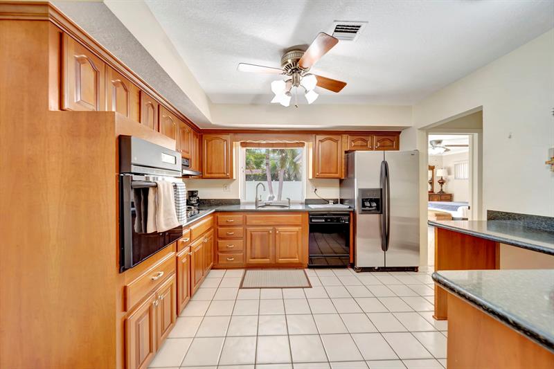 Image 13 of 41 For 621 Sandlewood Ln