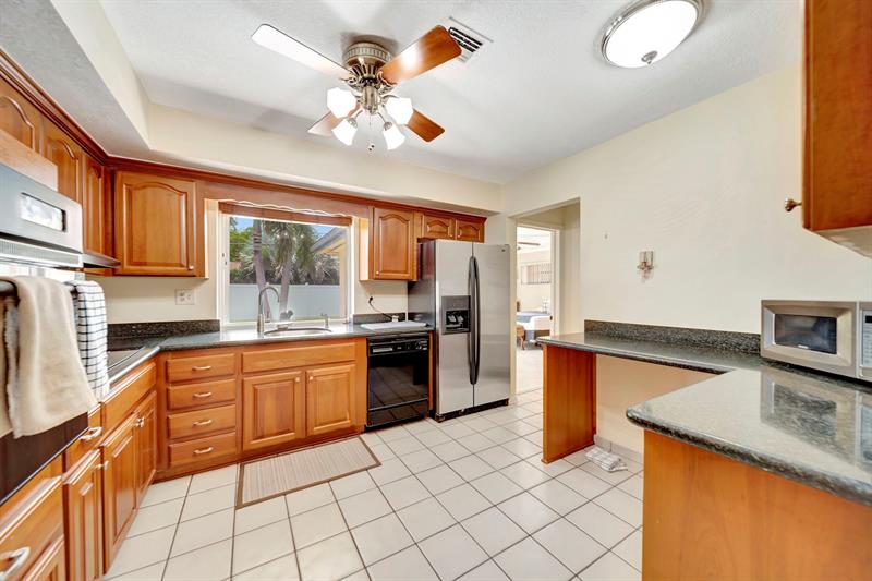 Image 14 of 41 For 621 Sandlewood Ln