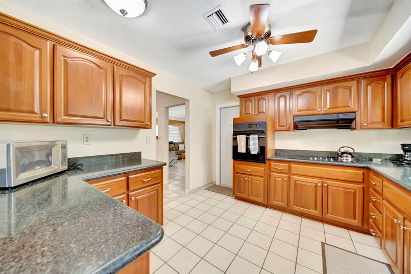 Image 16 of 41 For 621 Sandlewood Ln