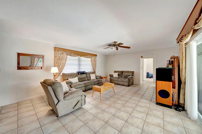 Image 19 of 41 For 621 Sandlewood Ln