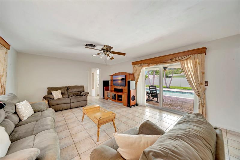 Image 20 of 41 For 621 Sandlewood Ln