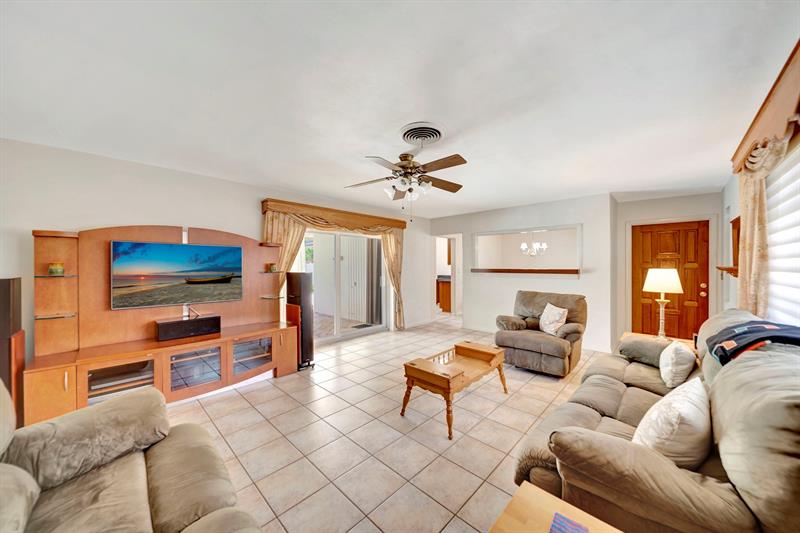 Image 22 of 41 For 621 Sandlewood Ln