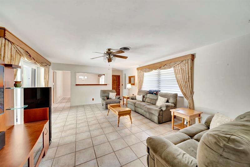 Image 23 of 41 For 621 Sandlewood Ln