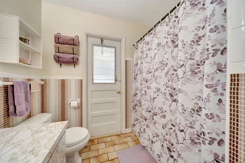Image 25 of 41 For 621 Sandlewood Ln