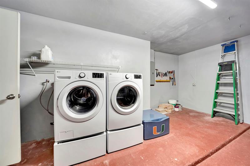 Image 33 of 41 For 621 Sandlewood Ln