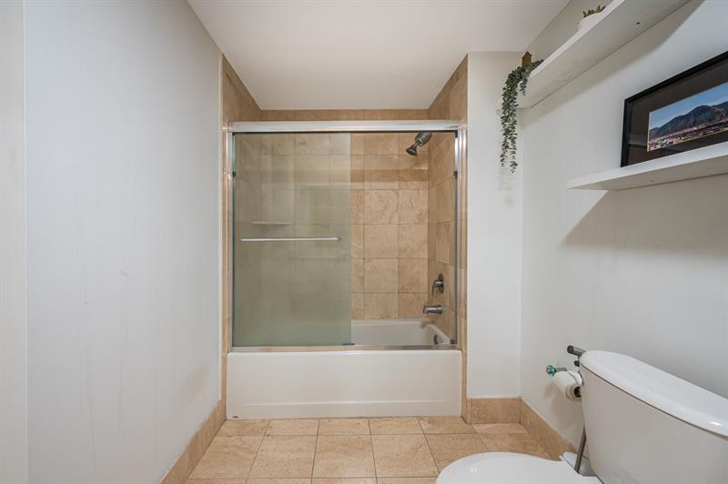 Image 15 of 32 For 2475 Brickell Av  1110