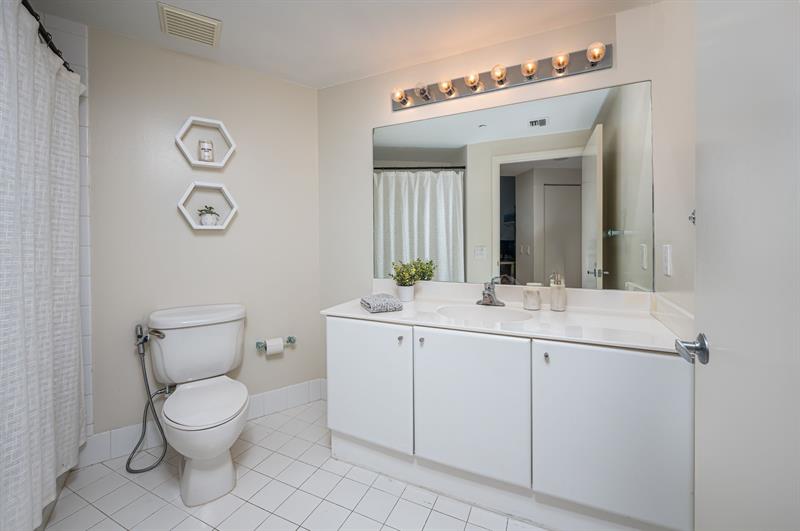 Image 17 of 32 For 2475 Brickell Av  1110