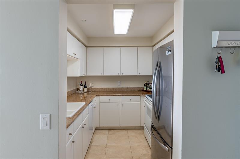 Image 18 of 32 For 2475 Brickell Av  1110