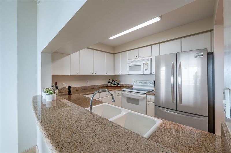 Image 19 of 32 For 2475 Brickell Av  1110
