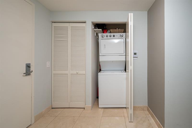 Image 20 of 32 For 2475 Brickell Av  1110