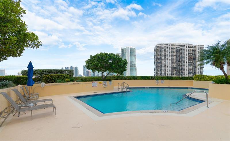 Image 28 of 32 For 2475 Brickell Av  1110