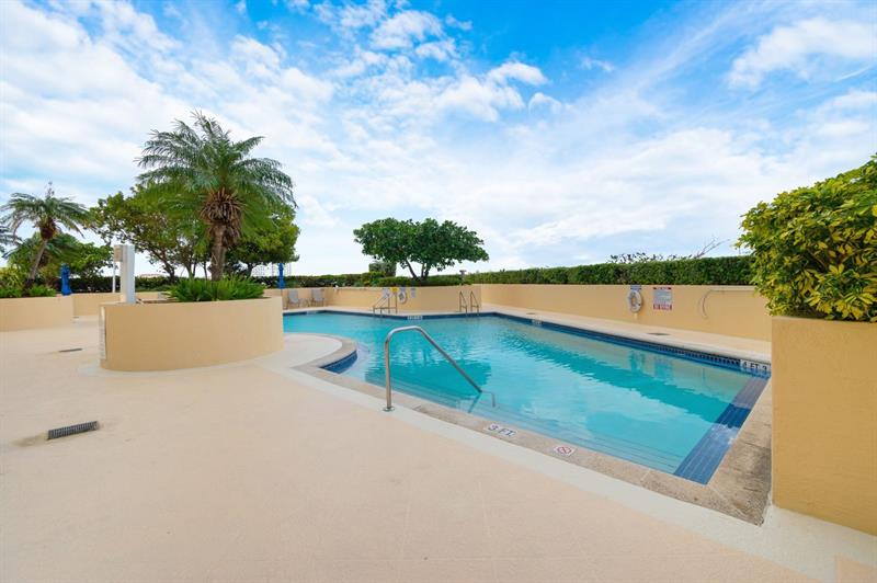 Image 29 of 32 For 2475 Brickell Av  1110