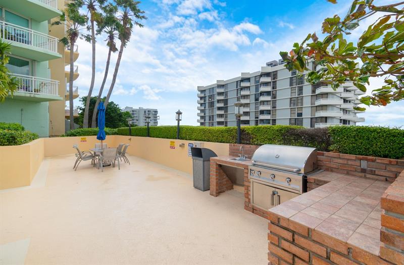 Image 31 of 32 For 2475 Brickell Av  1110