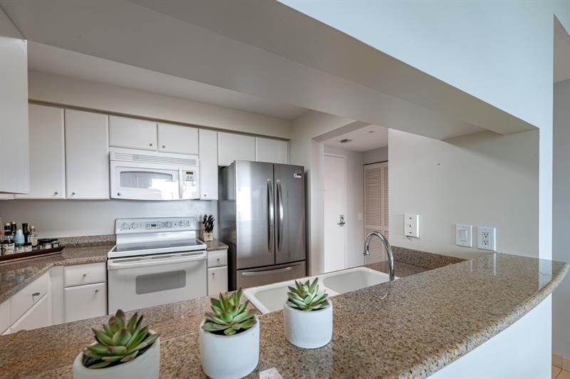 Image 7 of 32 For 2475 Brickell Av  1110