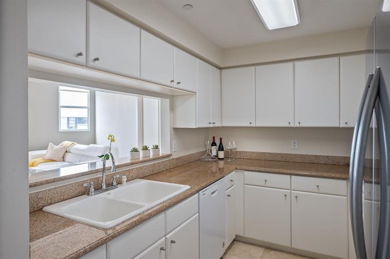 Image 8 of 32 For 2475 Brickell Av  1110