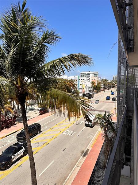 Image 21 of 23 For 1437 Collins Ave  321