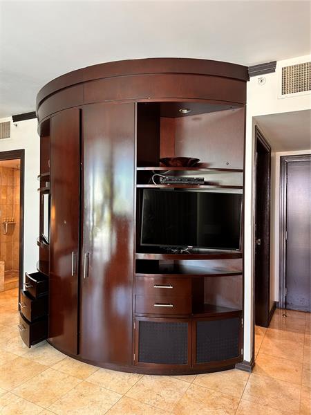 Image 4 of 23 For 1437 Collins Ave  321