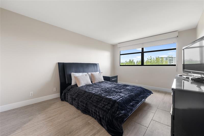 Image 15 of 24 For 2900 14th Street Cswy  503