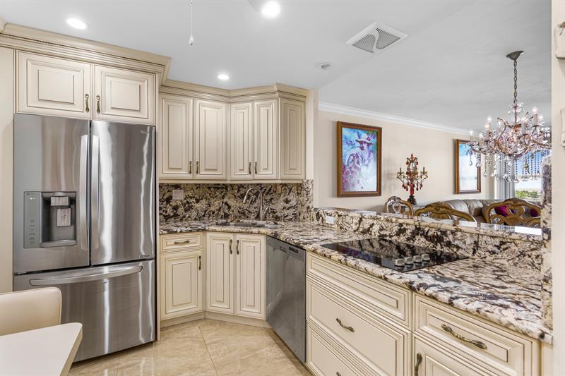 Image 21 of 49 For 3333 34th St  810