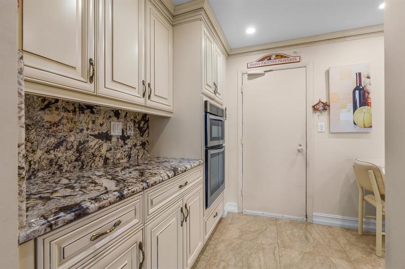 Image 24 of 49 For 3333 34th St  810