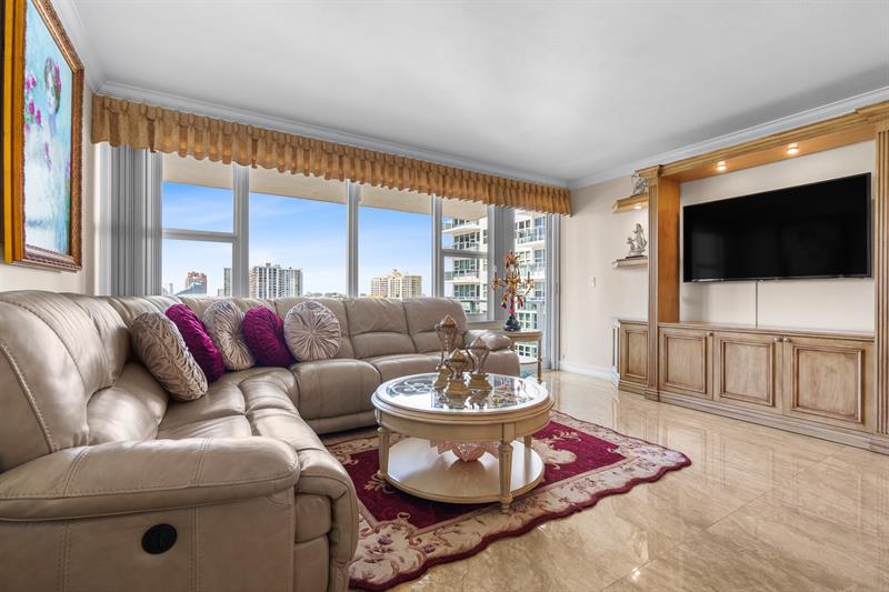 Image 4 of 49 For 3333 34th St  810