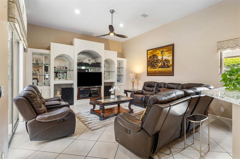 Image 14 of 36 For 3852 Oak Ridge Cir