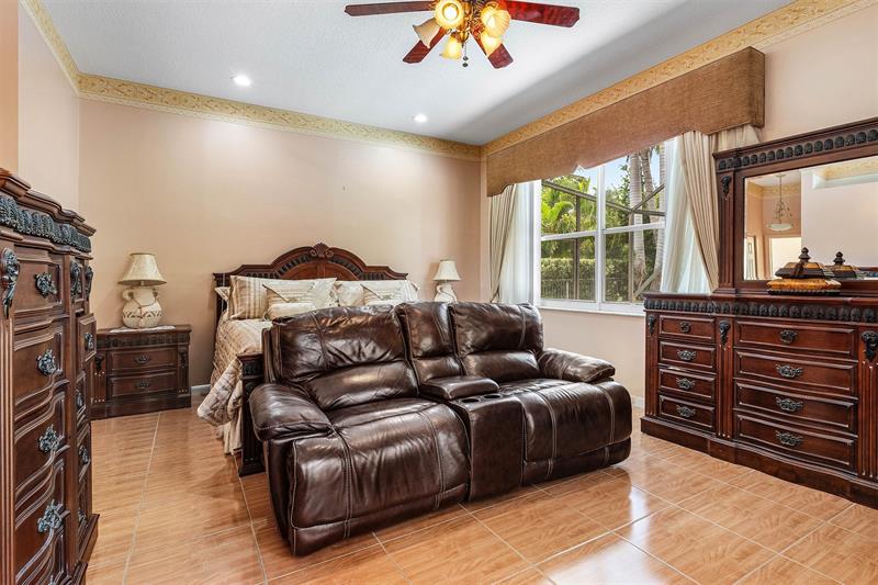 Image 16 of 36 For 3852 Oak Ridge Cir