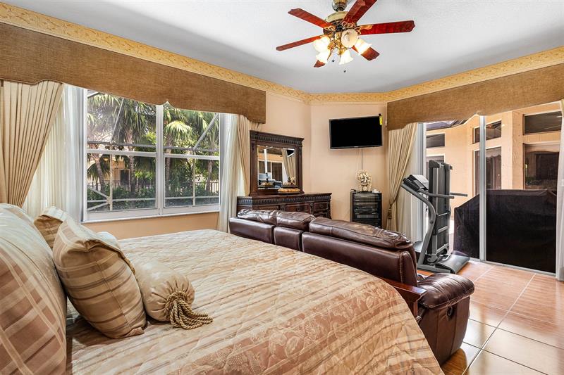 Image 17 of 36 For 3852 Oak Ridge Cir