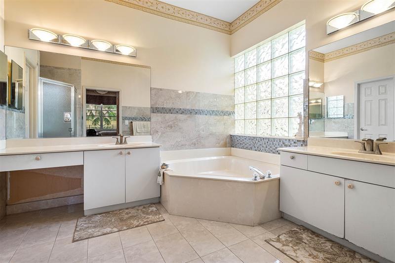Image 18 of 36 For 3852 Oak Ridge Cir