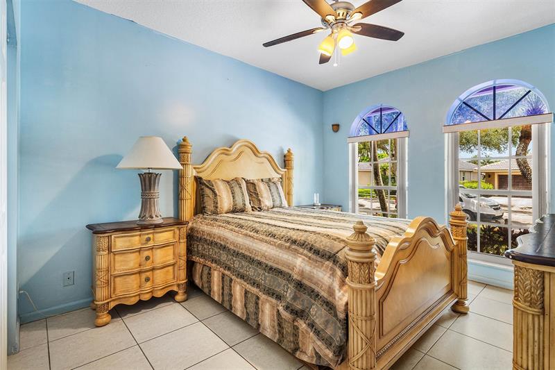 Image 20 of 36 For 3852 Oak Ridge Cir