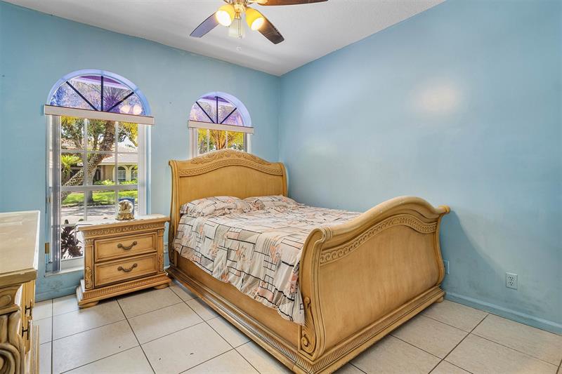 Image 21 of 36 For 3852 Oak Ridge Cir
