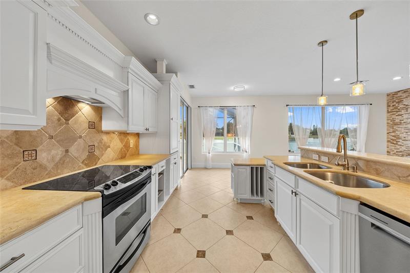 Image 18 of 43 For 9416 Lake Serena Dr