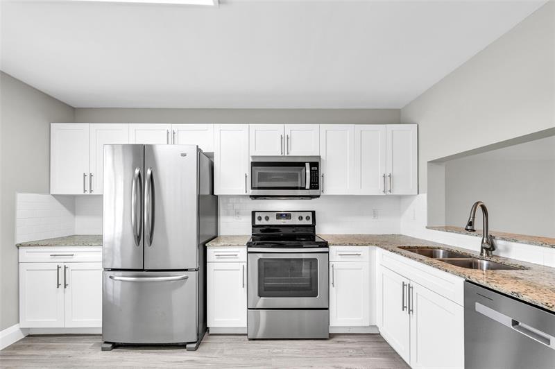 Image 17 of 49 For 3966 Cocoplum Cir  E