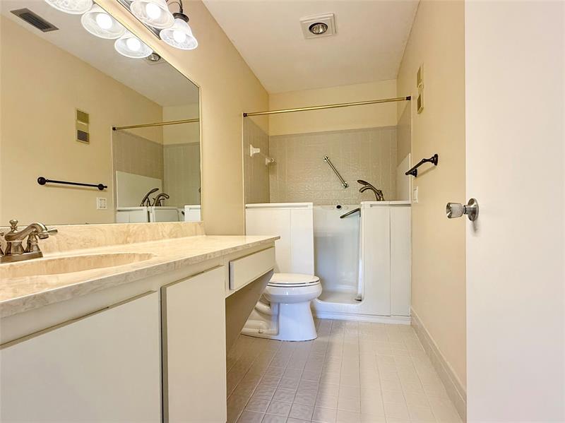 Image 26 of 62 For 10805 Bahama Palm Way  201