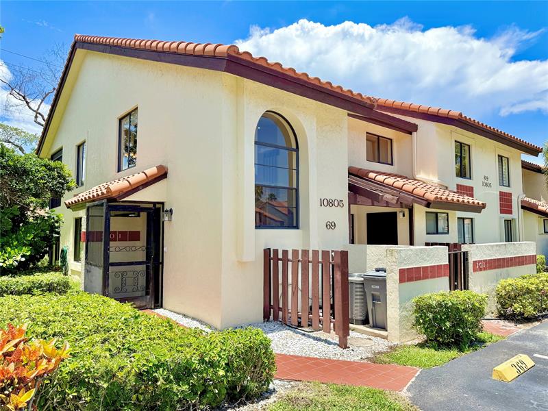 Image 3 of 62 For 10805 Bahama Palm Way  201